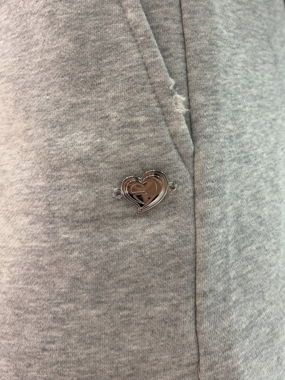 グレー系のTシャツ/カットソー、グレー系のスカート、ブラック系のブーツを着用したレディースの秋コーディネートの8枚目の写真