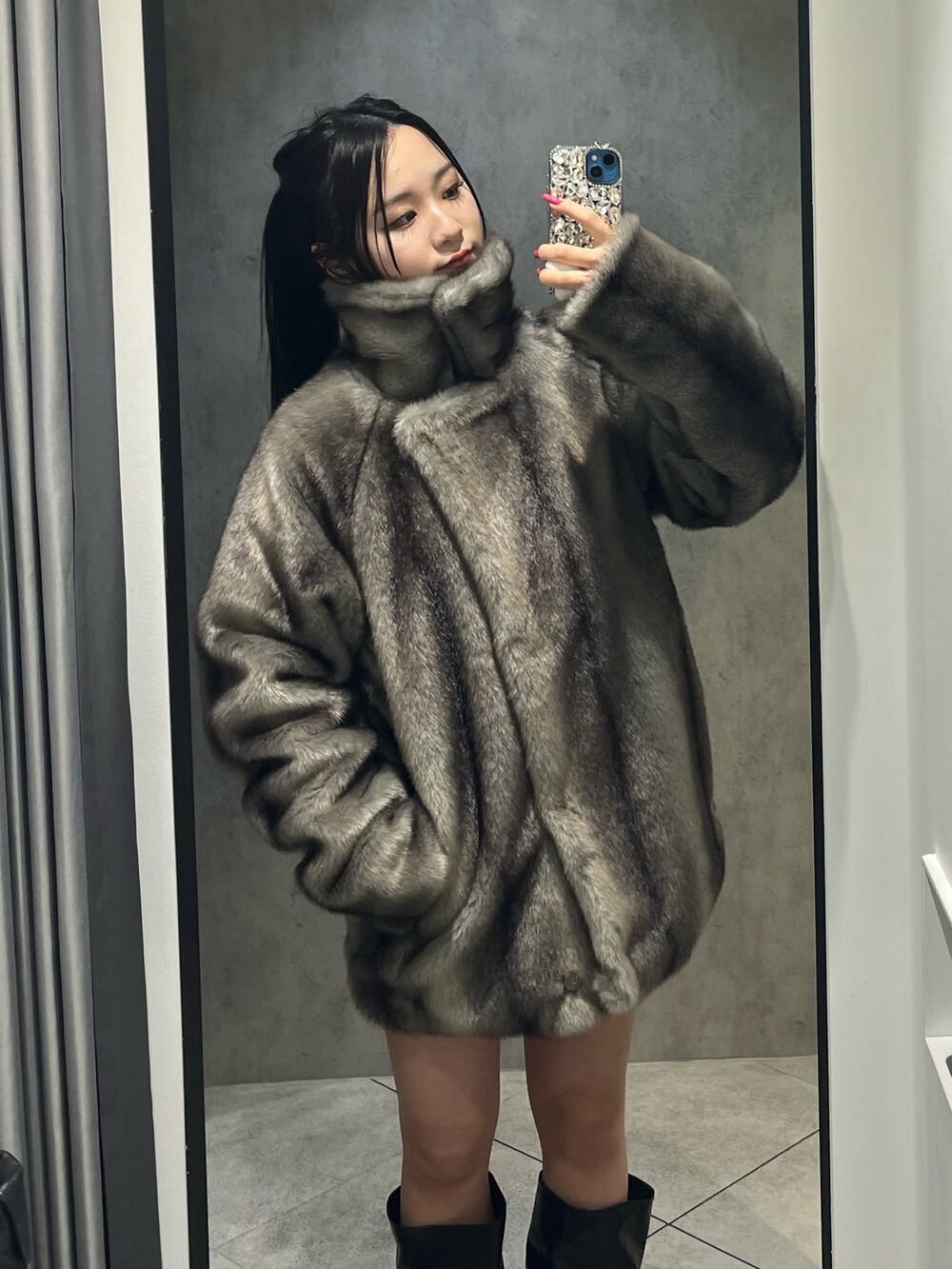 グレー系のその他アウター、ブルー系のシャツ/ブラウス、ブルー系のスカートを着用したレディースの冬コーディネートの5枚目の写真