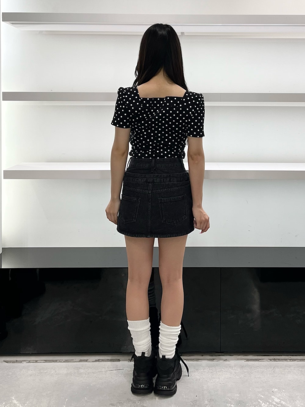 その他のTシャツ/カットソー、ブラック系のスニーカー、ブラック系のスカートを着用したレディースの夏コーディネートの4枚目の写真