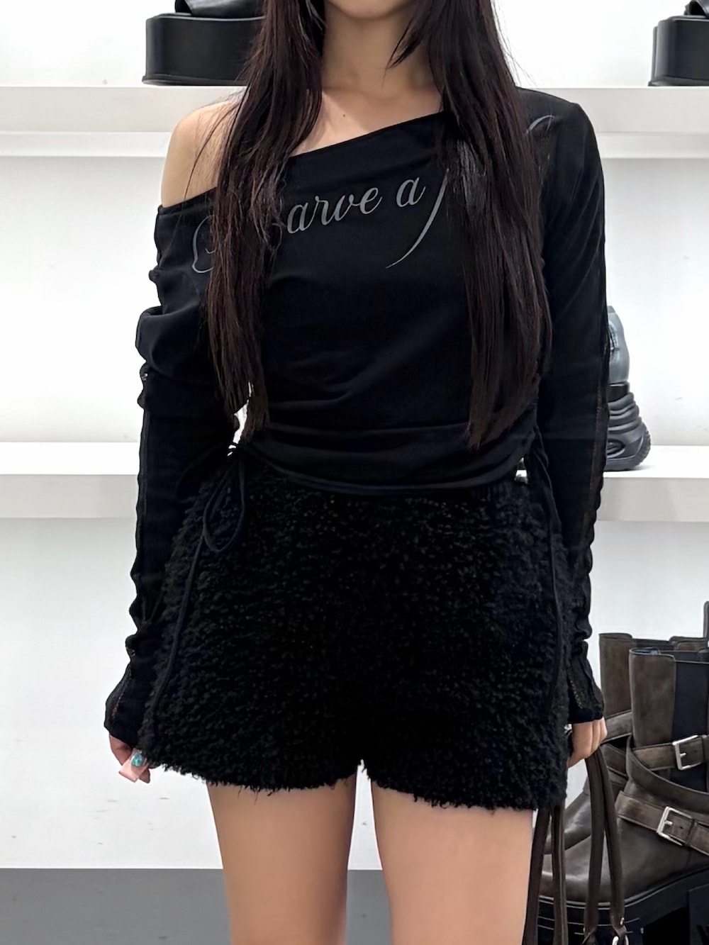 ブラック系のTシャツ/カットソー、ブラック系のその他パンツ、ブラウン系のショルダーバッグを着用したレディースの夏コーディネートの10枚目の写真
