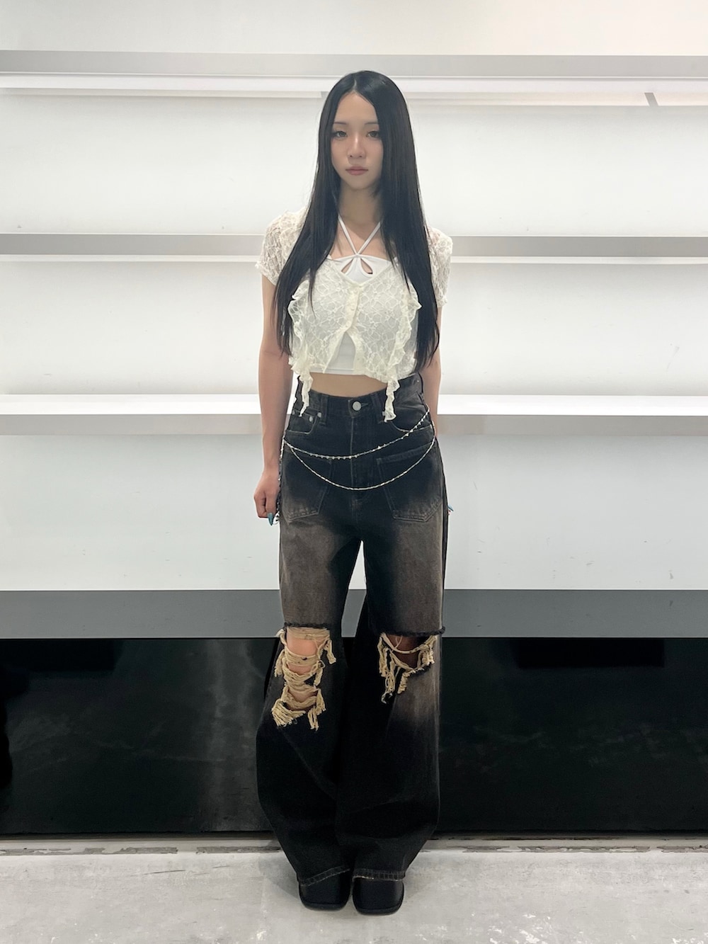 ホワイト系のTシャツ/カットソー、ブラック系のデニムパンツ、ブラック系のサンダルを着用したレディースの夏コーディネートの2枚目の写真