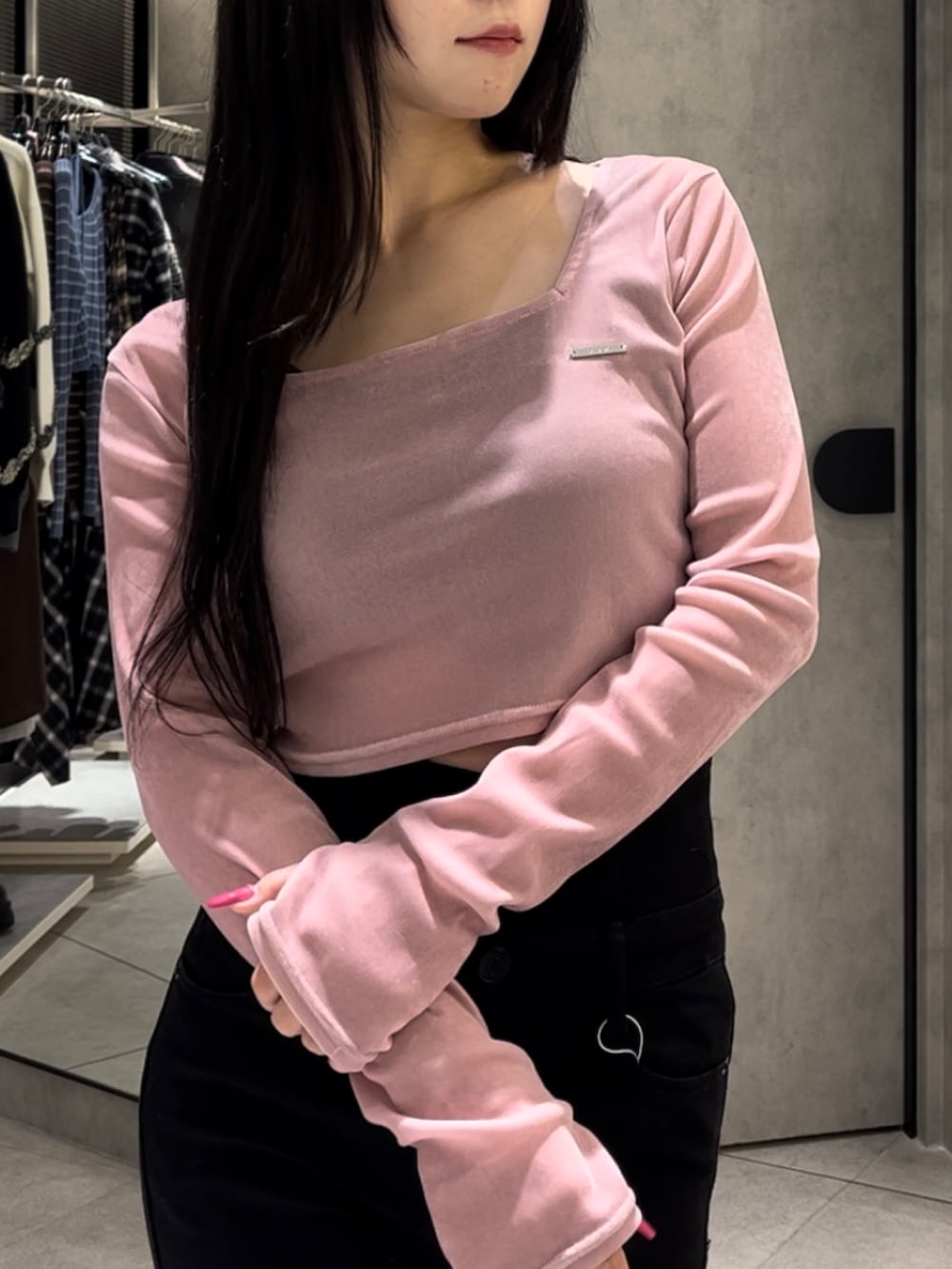 ピンク系のTシャツ/カットソー、ブラック系のデニムパンツ、ブラック系のブーツを着用したレディースの冬コーディネートの6枚目の写真