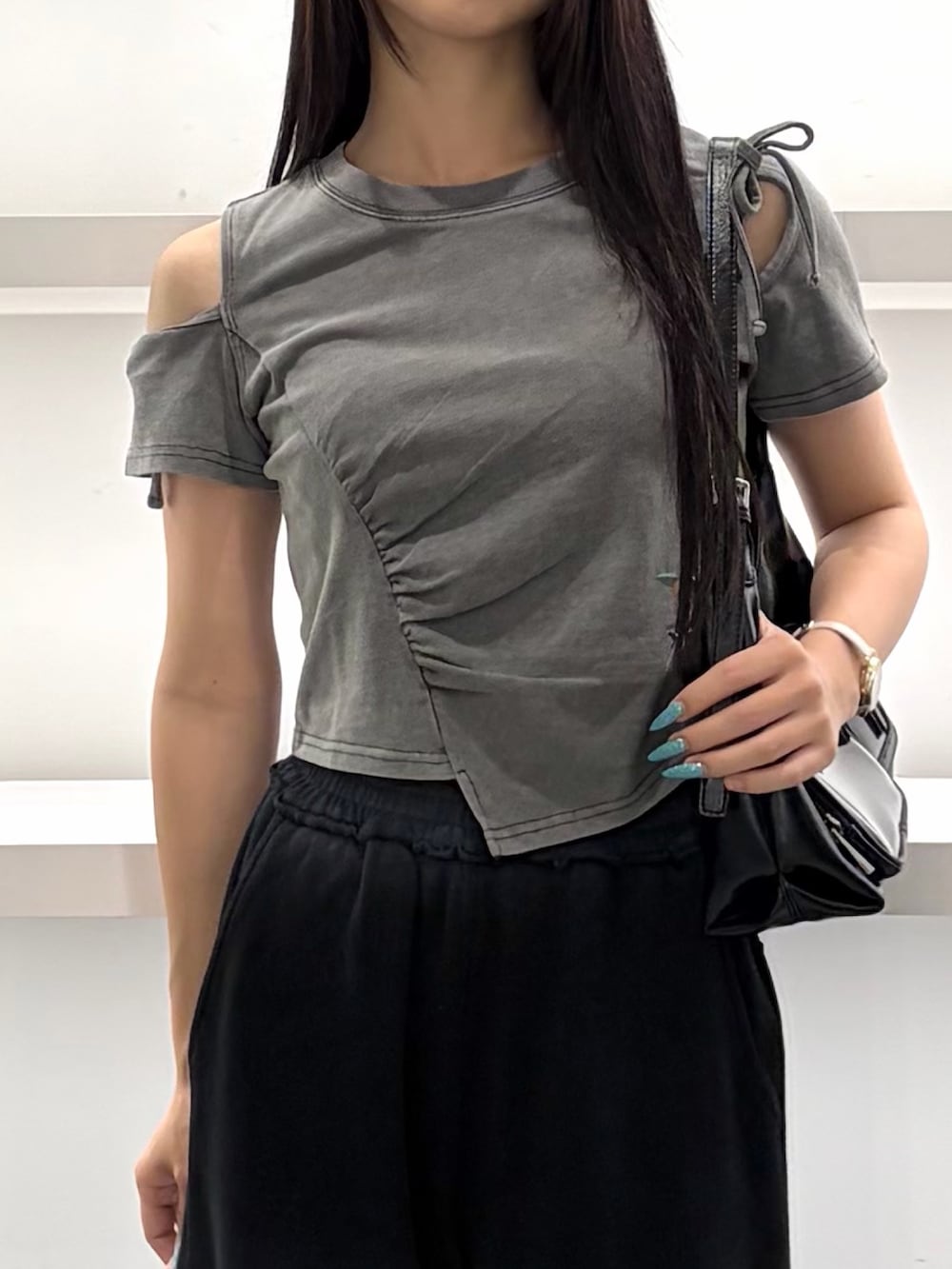 グレー系のTシャツ/カットソー、ブラック系のスウェットパンツ、ブラック系のサンダルを着用したレディースの夏コーディネートの10枚目の写真