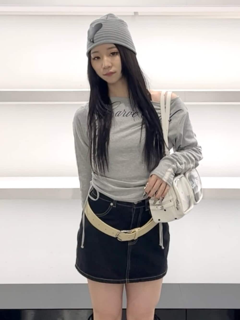 ブルー系のスカート、グレー系のTシャツ/カットソー、ホワイト系のショルダーバッグを着用したレディースの春コーディネートの7枚目の写真