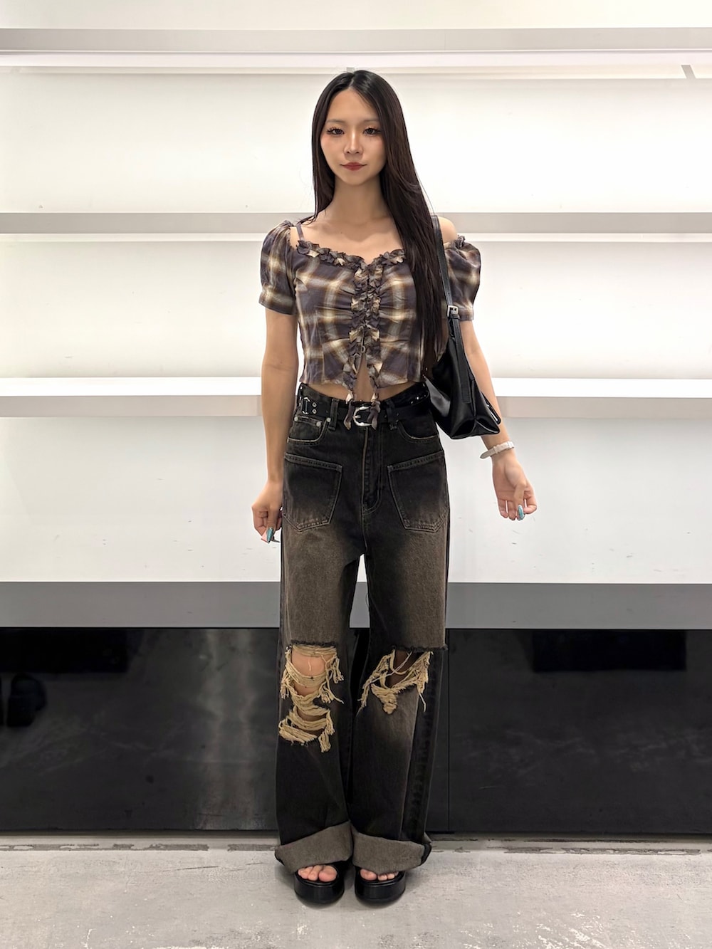 ブラウン系のTシャツ/カットソー、ブラック系のハンドバッグ、ブラック系のデニムパンツを着用したレディースの夏コーディネートの4枚目の写真
