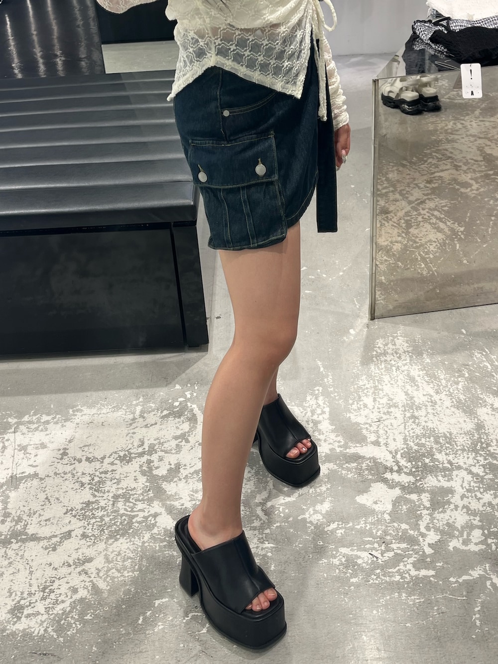 ブラック系のサンダル、ブルー系のスカート、ホワイト系のTシャツ/カットソーを着用したレディースの春コーディネートの8枚目の写真