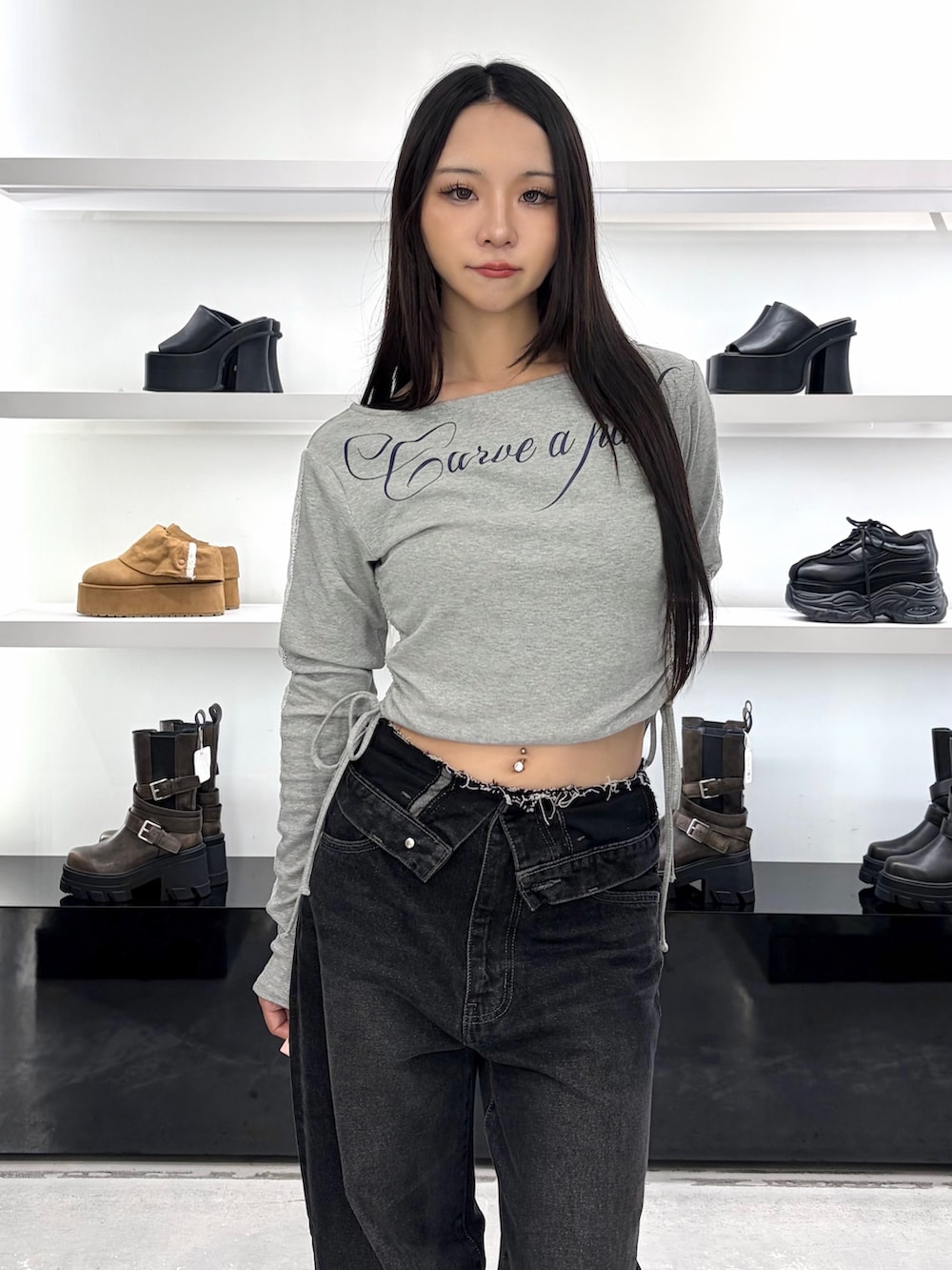 グレー系のTシャツ/カットソー、ブラック系のデニムパンツ、ブラック系のスニーカーを着用したレディースの夏コーディネートの5枚目の写真