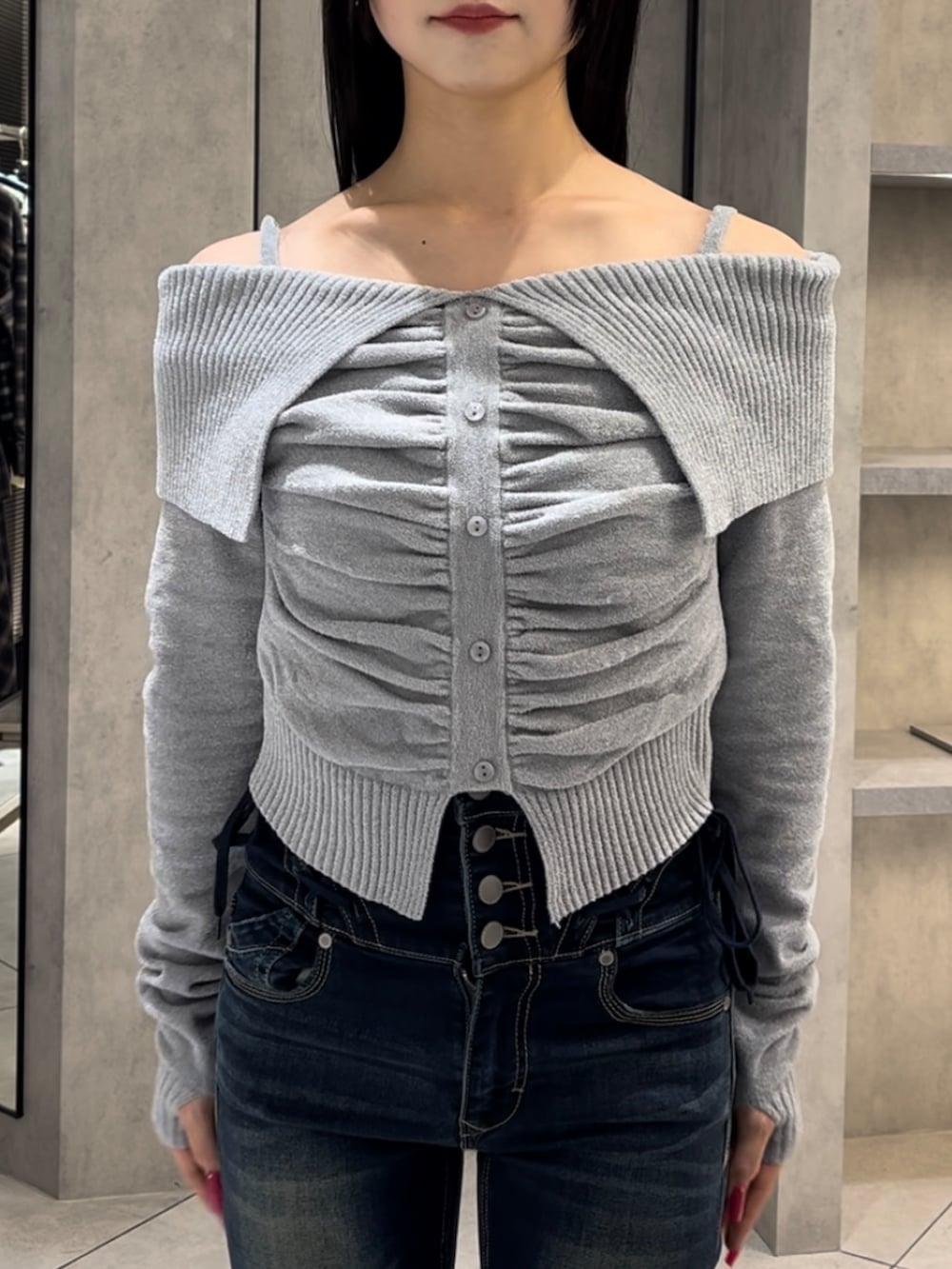 グレー系のニット/セーター、ブルー系のデニムパンツ、ブラック系のブーツを着用したレディースの冬コーディネートの4枚目の写真