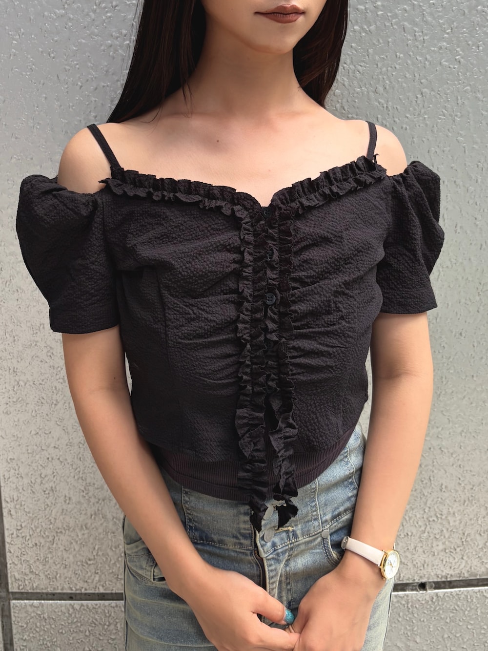 ブラック系のTシャツ/カットソー、ブルー系のデニムパンツ、ブラック系のサンダルを着用したレディースの夏コーディネートの8枚目の写真