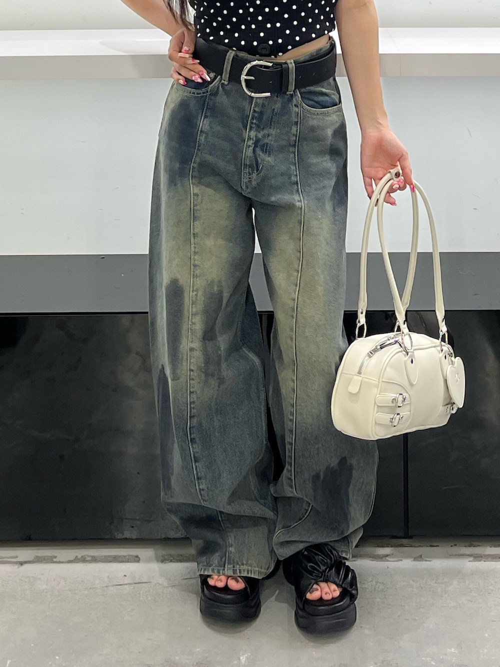 その他のTシャツ/カットソー、ホワイト系のハンドバッグ、ブルー系のデニムパンツを着用したレディースの夏コーディネートの7枚目の写真