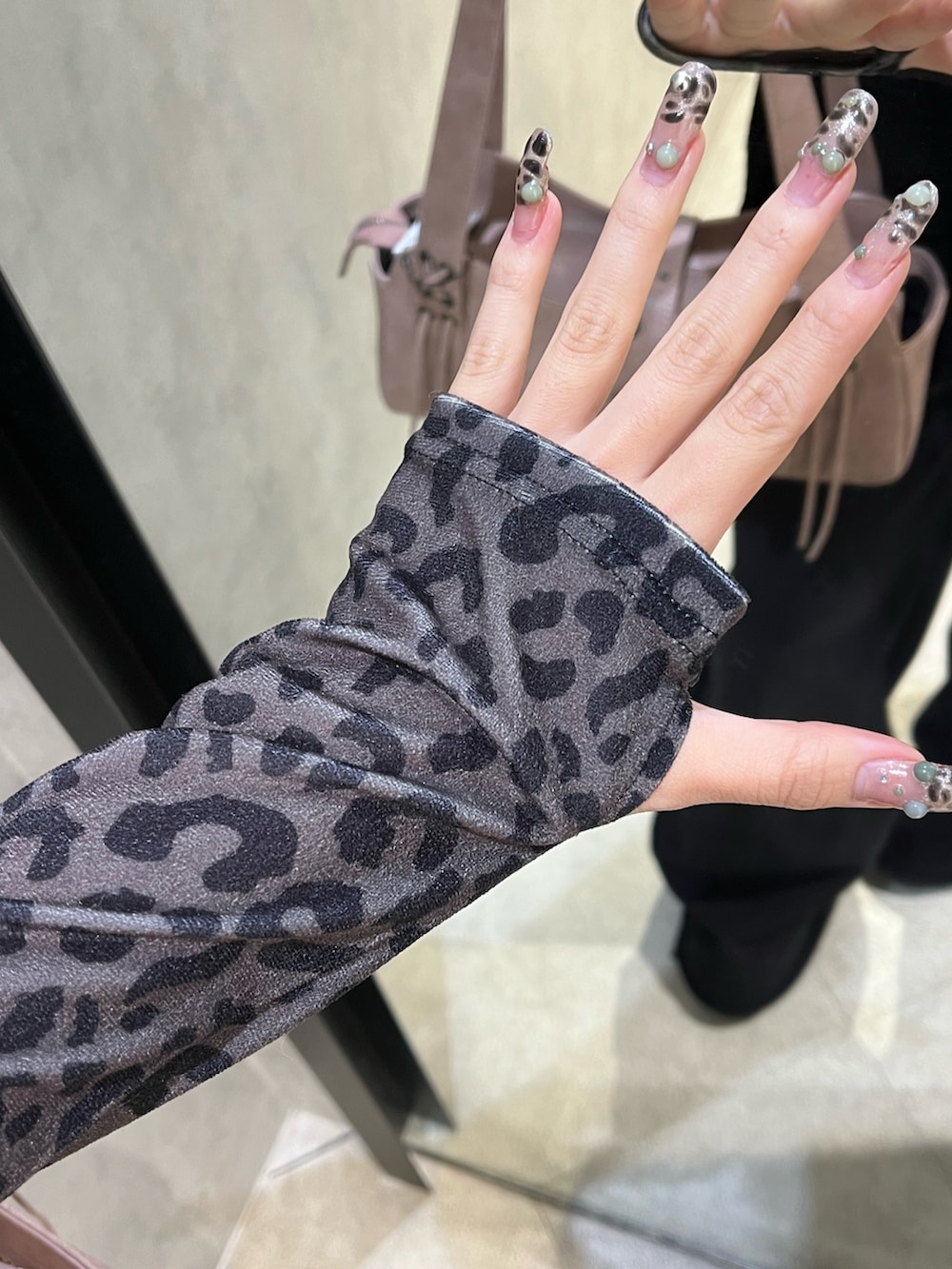 ブラック系のスカート、ブラック系のスウェットパンツ、ピンク系のハンドバッグを着用したレディースの秋コーディネートの8枚目の写真