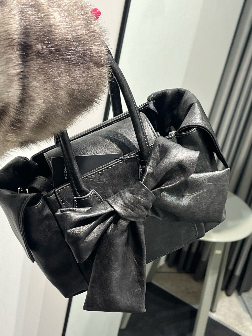 グレー系のその他アウター、ブルー系のシャツ/ブラウス、ブルー系のスカートを着用したレディースの冬コーディネートの10枚目の写真