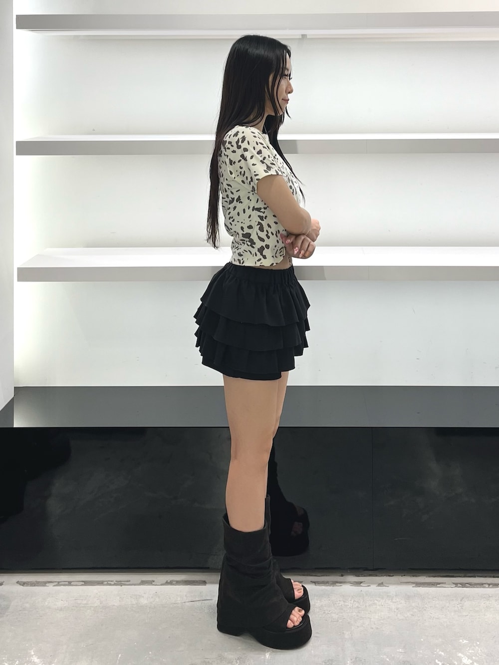 ブラック系のスカート、ブラック系のサンダルを着用したレディースの夏コーディネートの3枚目の写真