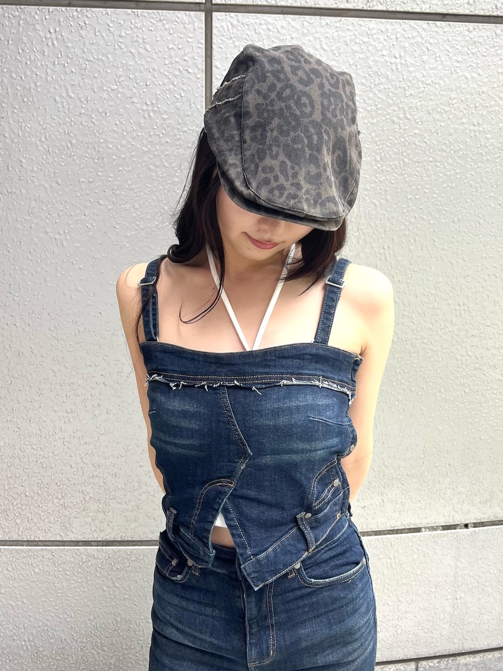 ホワイト系のTシャツ/カットソー、ブルー系のサロペット/オーバーオール、ブラック系のサンダルを着用したレディースの夏コーディネートの7枚目の写真