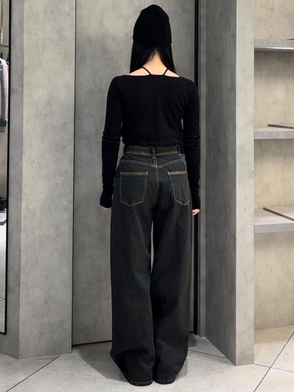 ブラック系のTシャツ/カットソー、ブルー系のデニムパンツ、ブラック系のブーツを着用したレディースの冬コーディネートの4枚目の写真