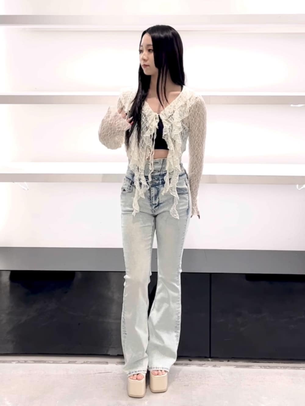 ホワイト系のTシャツ/カットソー、ブルー系のデニムパンツ、ホワイト系のサンダルを着用したレディースの春コーディネートの10枚目の写真