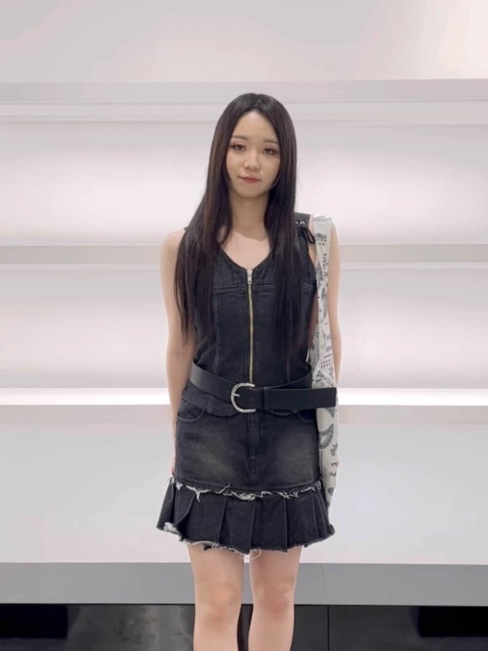 ホワイト系のサンダル、ホワイト系のトートバッグ、ブラック系のワンピースを着用したレディースの春コーディネートの5枚目の写真