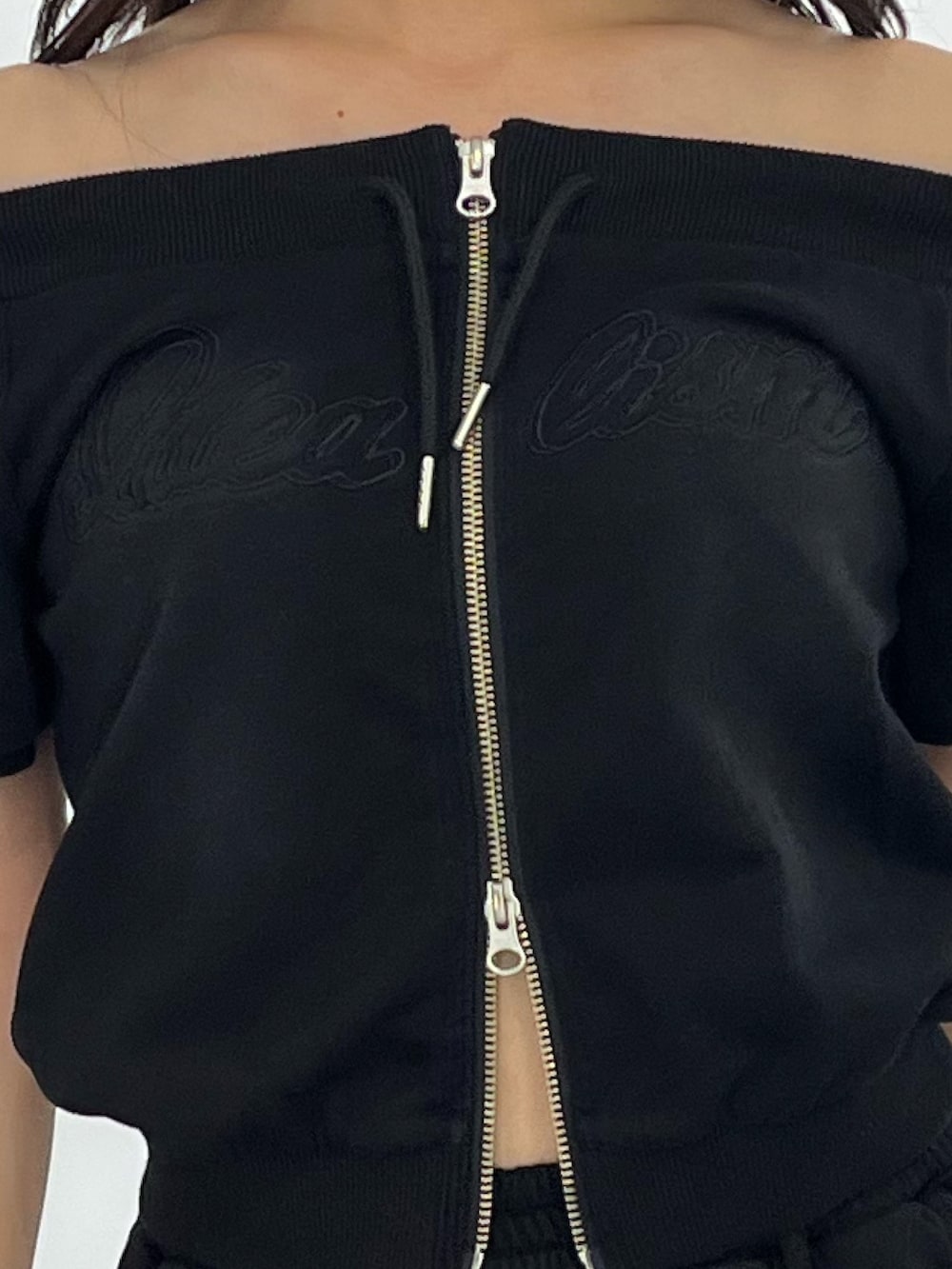 ブラック系のスウェット、ブラック系のスウェットパンツ、ブラック系のサンダルを着用したレディースの夏コーディネートの10枚目の写真