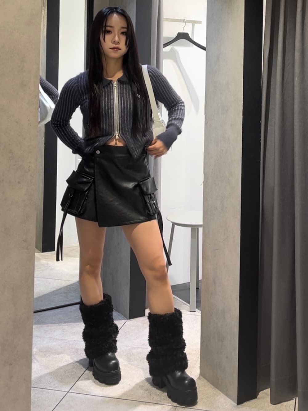 ホワイト系のブルゾン、ブルー系のニット/セーター、ブラック系のその他パンツを着用したレディースの冬コーディネートの3枚目の写真