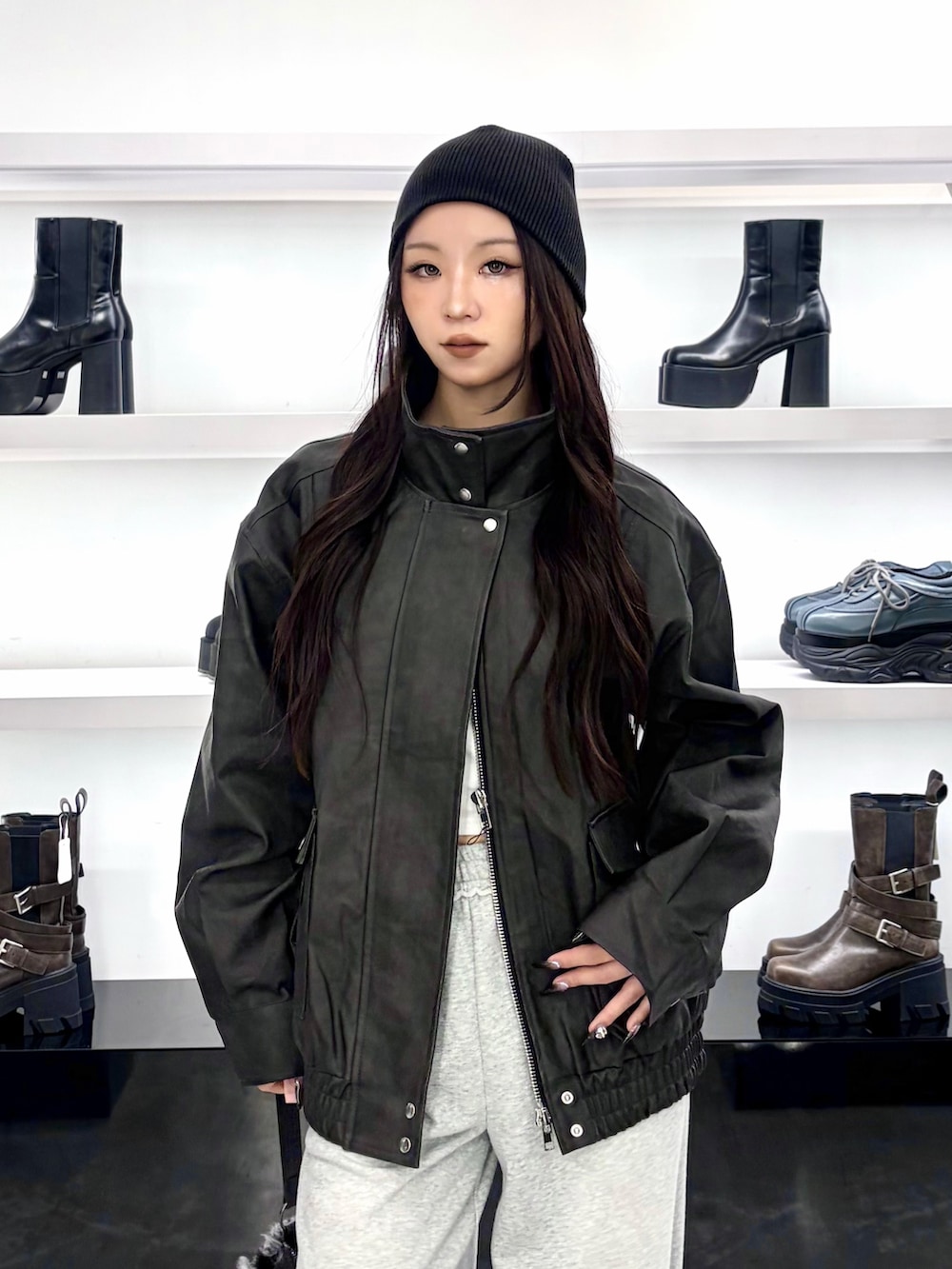 ブラック系のブルゾン、ブラック系のショルダーバッグ、グレー系のその他パンツを着用したレディースの秋コーディネートの6枚目の写真