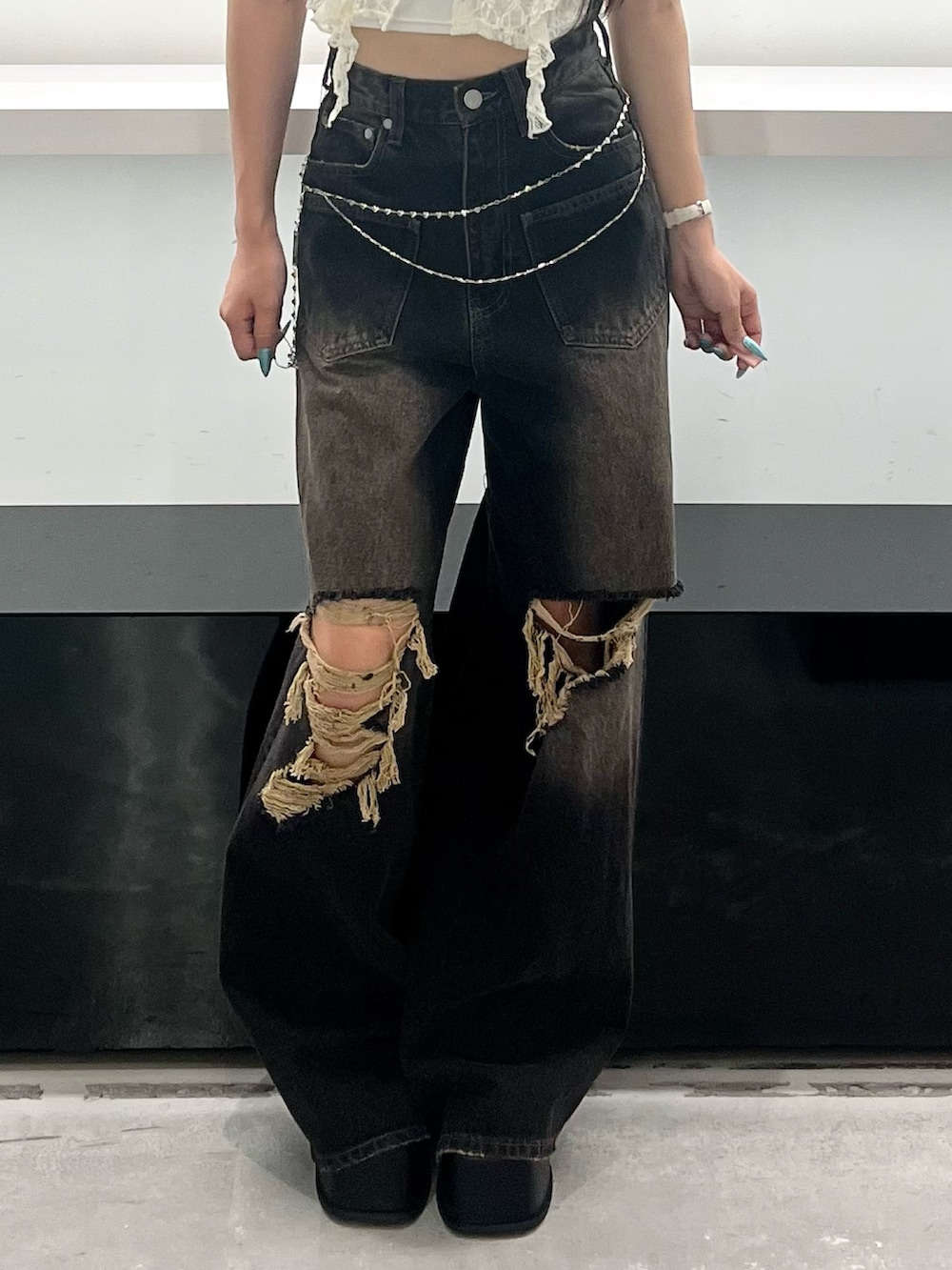 ホワイト系のTシャツ/カットソー、ブラック系のデニムパンツ、ブラック系のサンダルを着用したレディースの夏コーディネートの10枚目の写真
