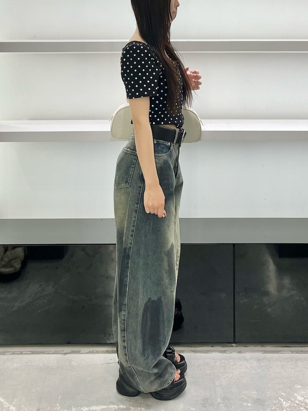 その他のTシャツ/カットソー、ホワイト系のハンドバッグ、ブルー系のデニムパンツを着用したレディースの夏コーディネートの2枚目の写真