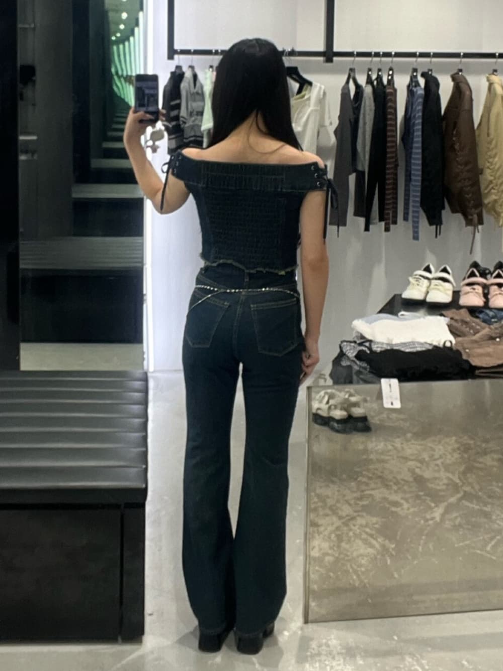ブラック系のサンダル、ブルー系のTシャツ/カットソー、ブルー系のデニムパンツを着用したレディースの春コーディネートの3枚目の写真