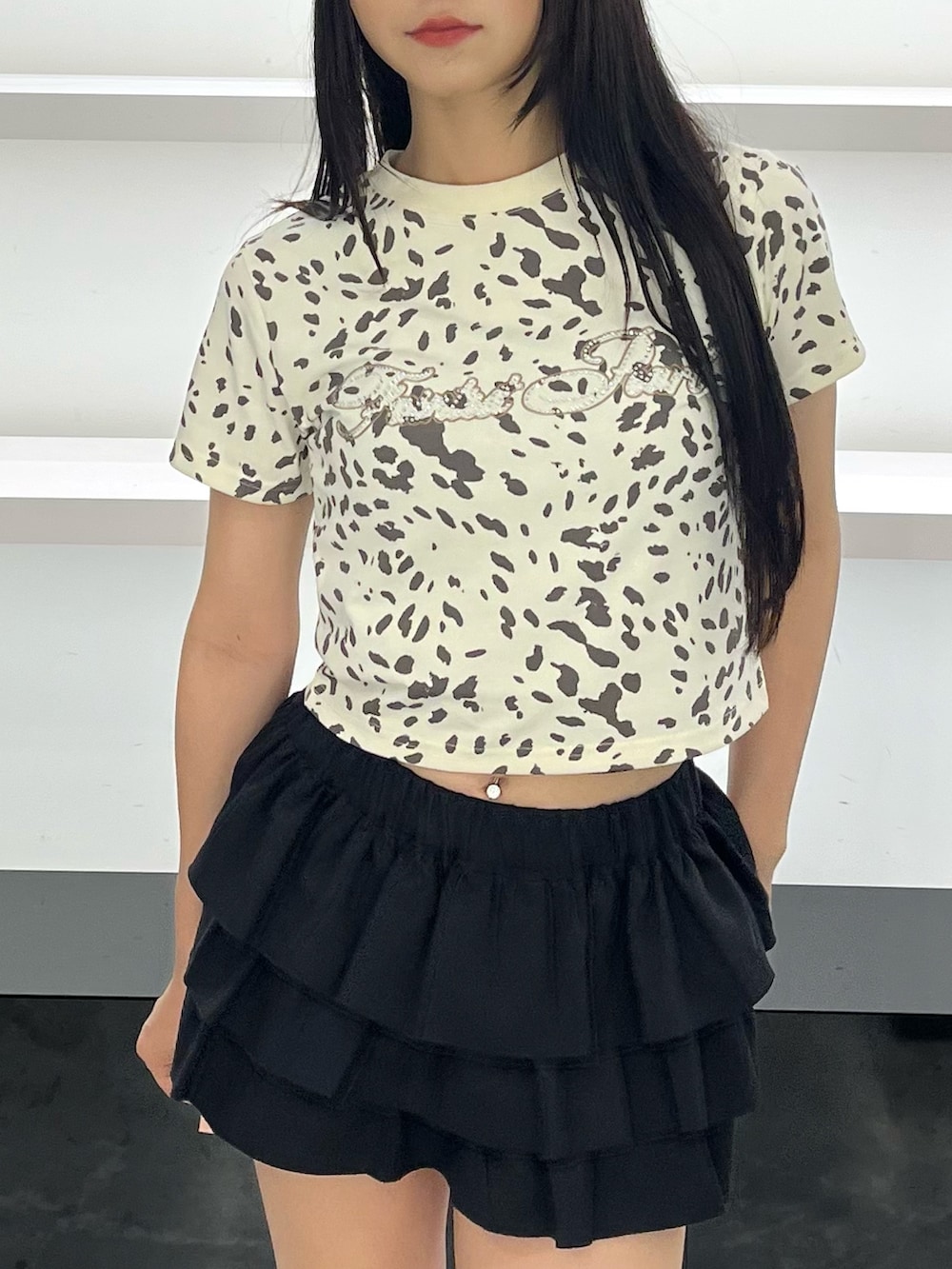 ブラック系のスカート、ブラック系のサンダルを着用したレディースの夏コーディネートの8枚目の写真