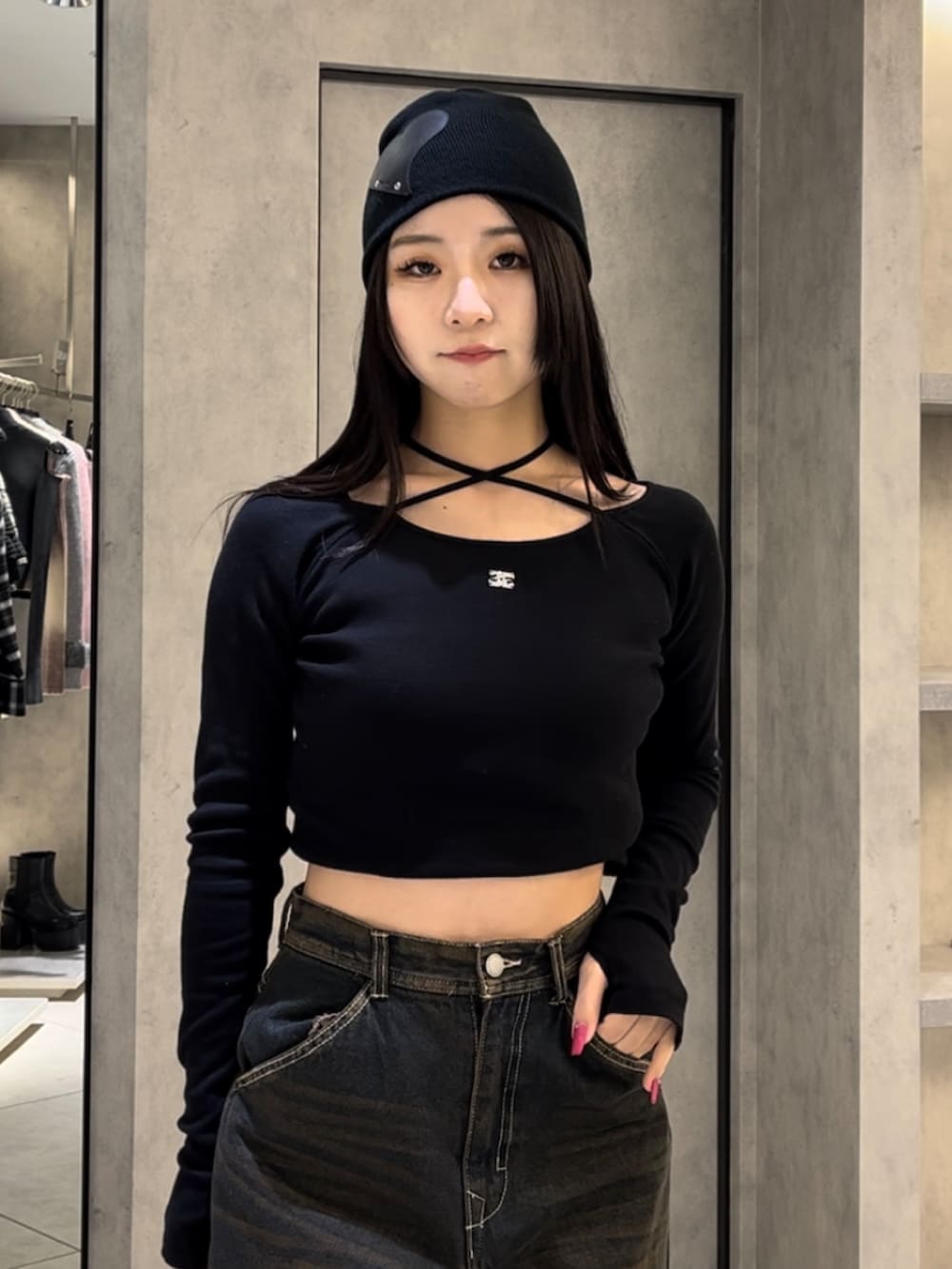 ブラック系のTシャツ/カットソー、ブルー系のデニムパンツ、ブラック系のブーツを着用したレディースの冬コーディネートの8枚目の写真