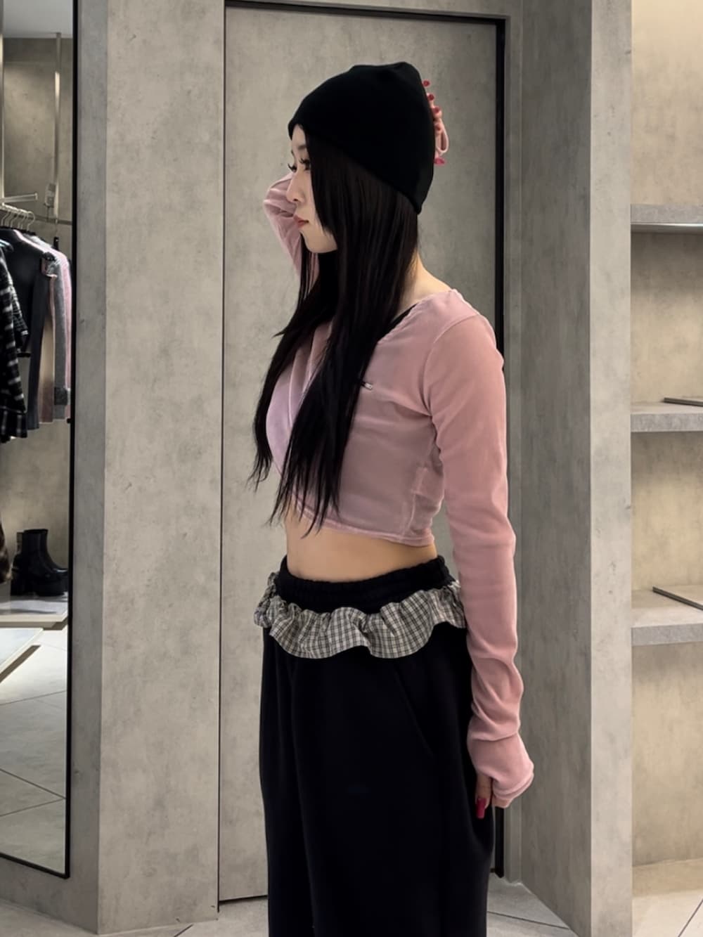 ピンク系のTシャツ/カットソー、ブラック系のスウェットパンツ、ブラック系のブーツを着用したレディースの冬コーディネートの5枚目の写真