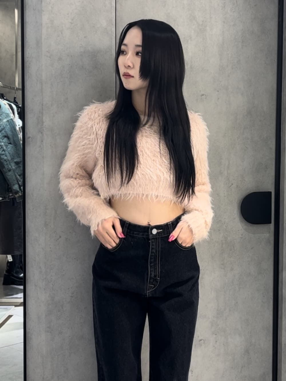 ブルー系のブルゾン、ブルー系のデニムパンツ、ブラック系のハンドバッグを着用したレディースの冬コーディネートの9枚目の写真