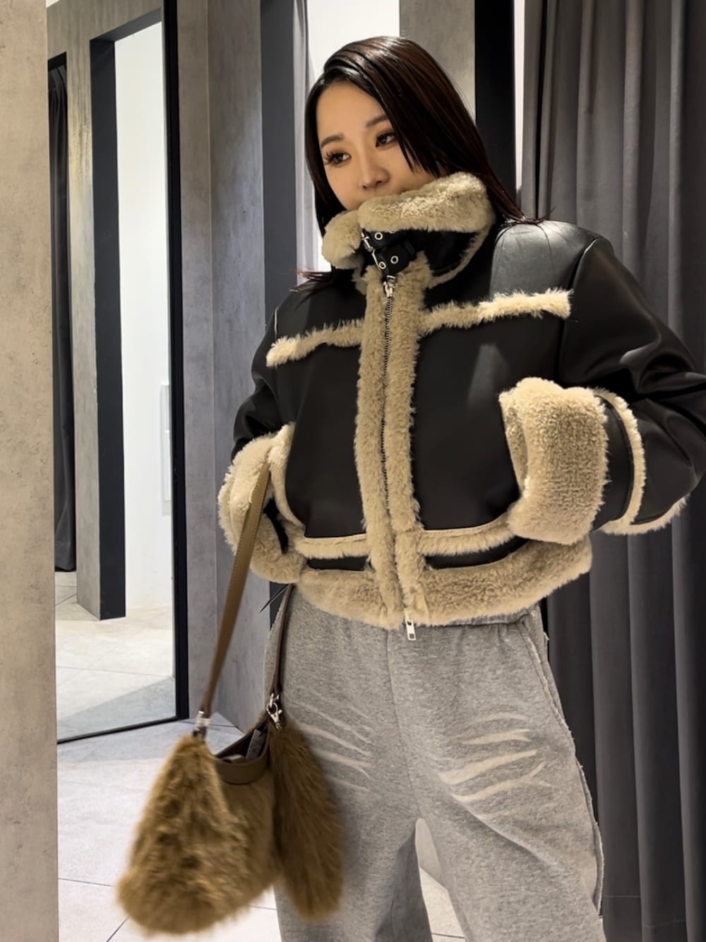 その他のブルゾン、ブラック系のニット/セーター、グレー系のスウェットパンツを着用したレディースの冬コーディネートの5枚目の写真