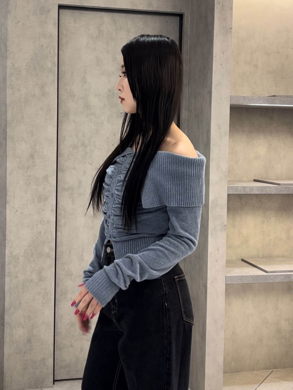 ブルー系のニット/セーター、ブルー系のデニムパンツ、グリーン系のスニーカーを着用したレディースの冬コーディネートの7枚目の写真