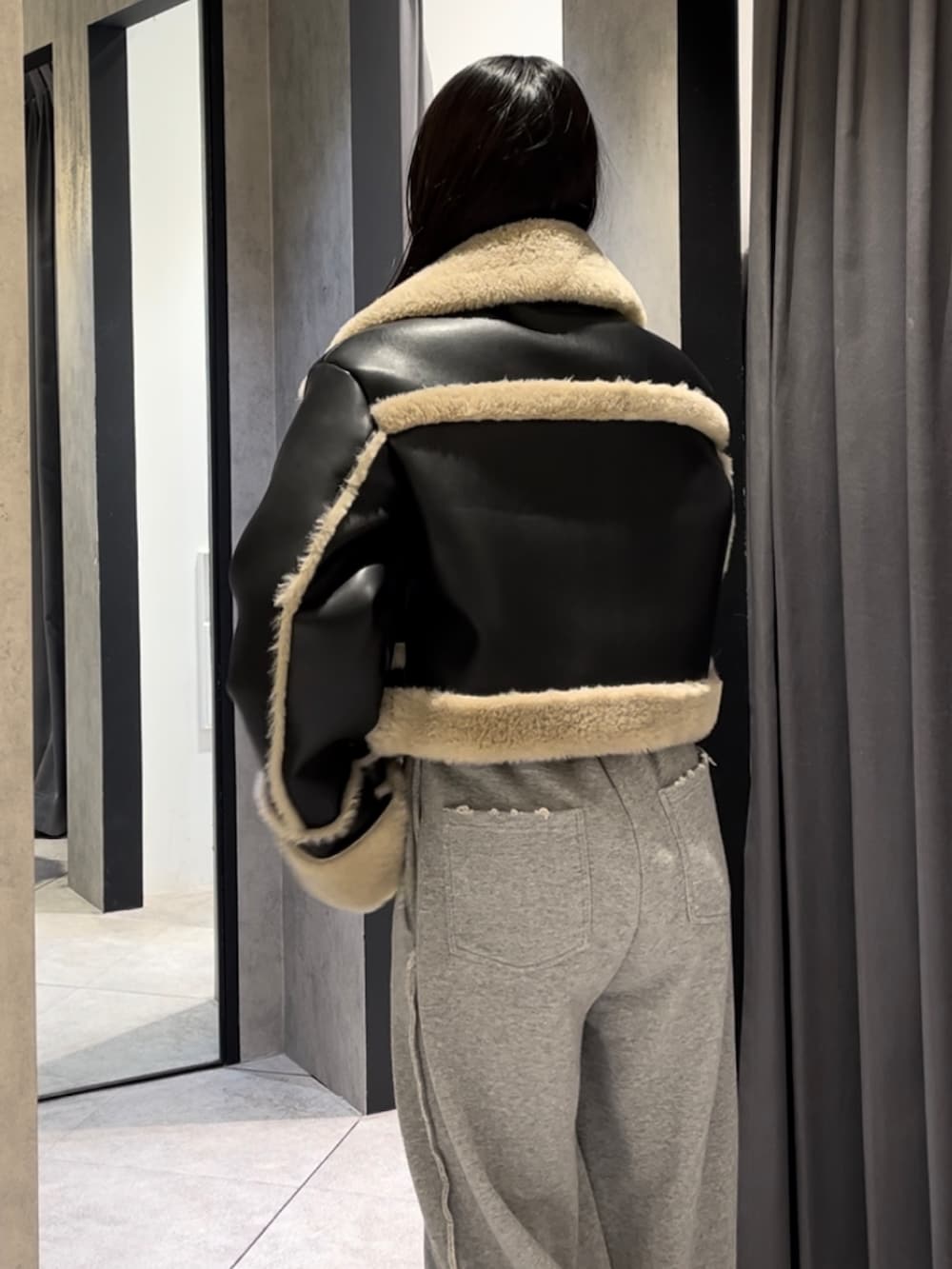 その他のブルゾン、ブラック系のニット/セーター、グレー系のスウェットパンツを着用したレディースの冬コーディネートの10枚目の写真