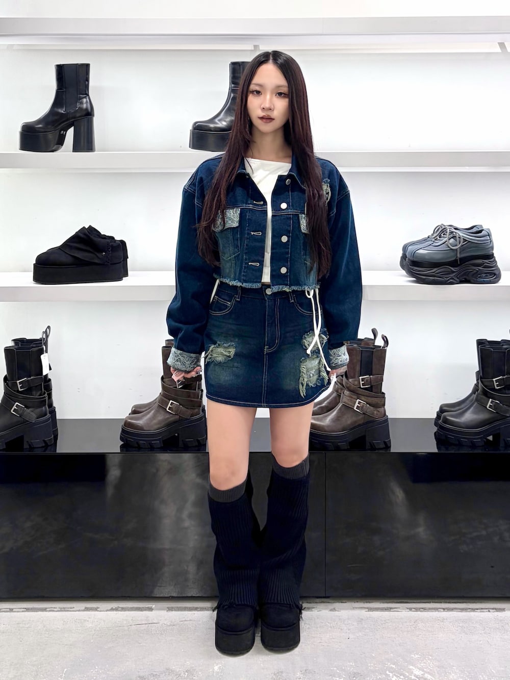 ブルー系のブルゾン、ホワイト系のTシャツ/カットソー、ブラウン系のショルダーバッグを着用したレディースの秋コーディネートの2枚目の写真