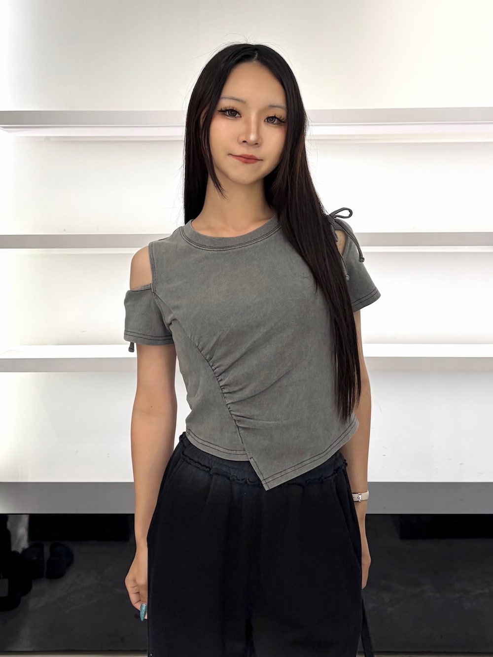 グレー系のTシャツ/カットソー、ブラック系のスウェットパンツ、ブラック系のサンダルを着用したレディースの夏コーディネートの6枚目の写真