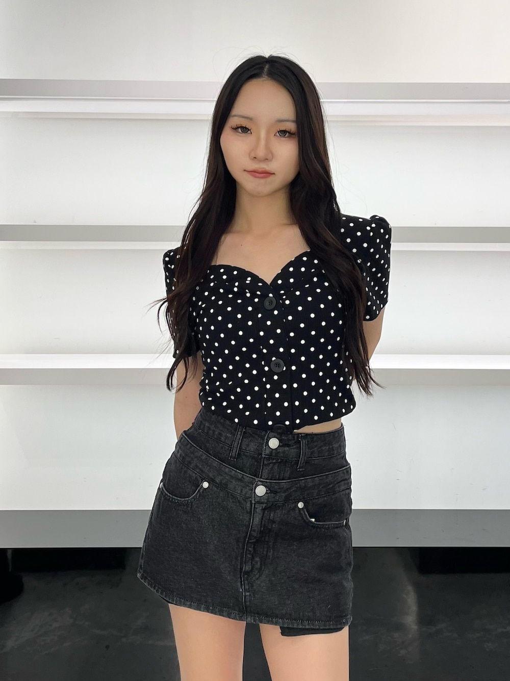 その他のTシャツ/カットソー、ブラック系のスニーカー、ブラック系のスカートを着用したレディースの夏コーディネートの5枚目の写真