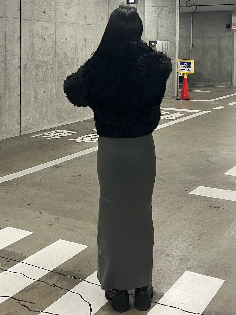 ブラック系のブルゾン、グレー系のワンピース、ホワイト系のショルダーバッグを着用したレディースの冬コーディネートの4枚目の写真