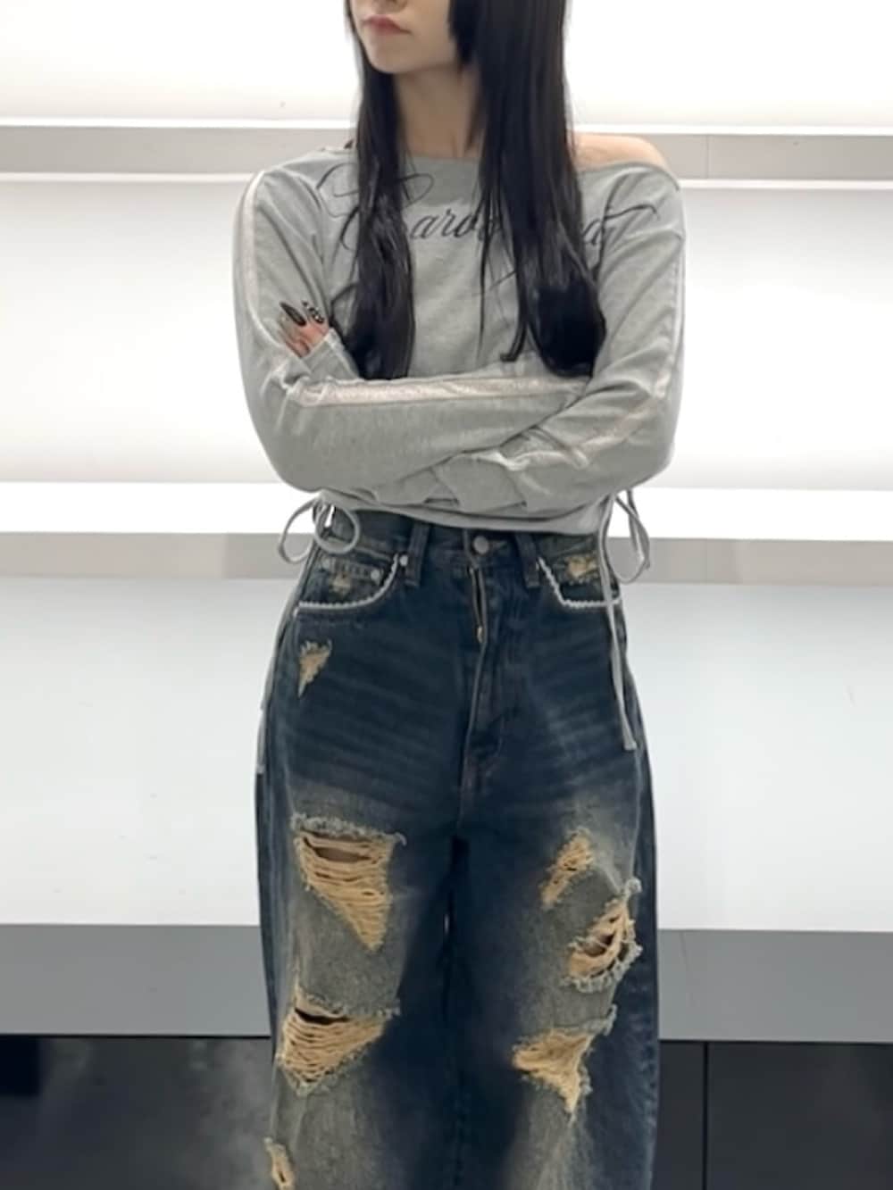 グレー系のTシャツ/カットソー、ブルー系のデニムパンツ、ホワイト系のスニーカーを着用したレディースの春コーディネートの7枚目の写真