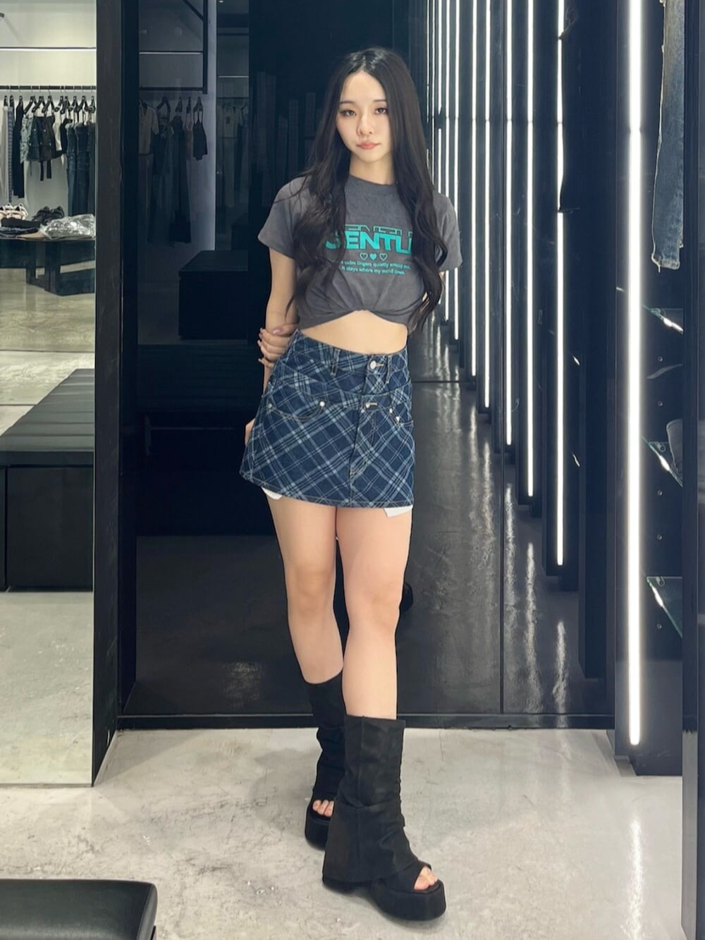 ブラック系のサンダル、ブルー系のスカート、グレー系のTシャツ/カットソーを着用したレディースの夏コーディネートの2枚目の写真