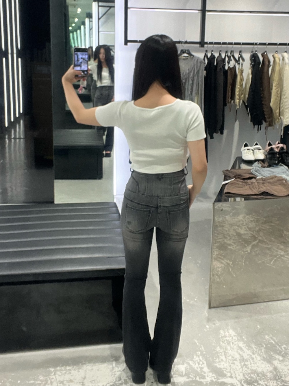 ホワイト系のニット/セーター、ブラック系のデニムパンツ、ブラック系のサンダルを着用したレディースの春コーディネートの3枚目の写真