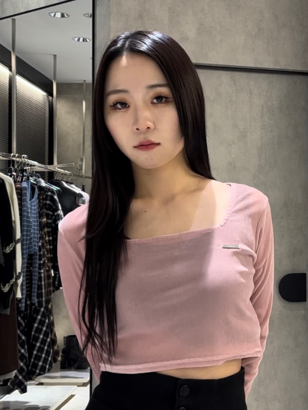 ピンク系のTシャツ/カットソー、ブラック系のデニムパンツ、ブラック系のブーツを着用したレディースの冬コーディネートの7枚目の写真