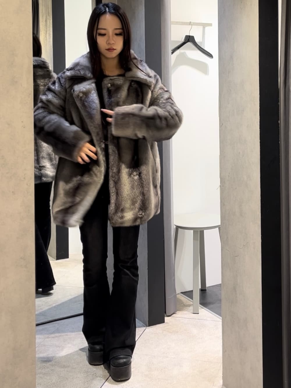 グレー系のその他アウター、グレー系のニット/セーター、ブラック系のデニムパンツを着用したレディースの冬コーディネートの5枚目の写真