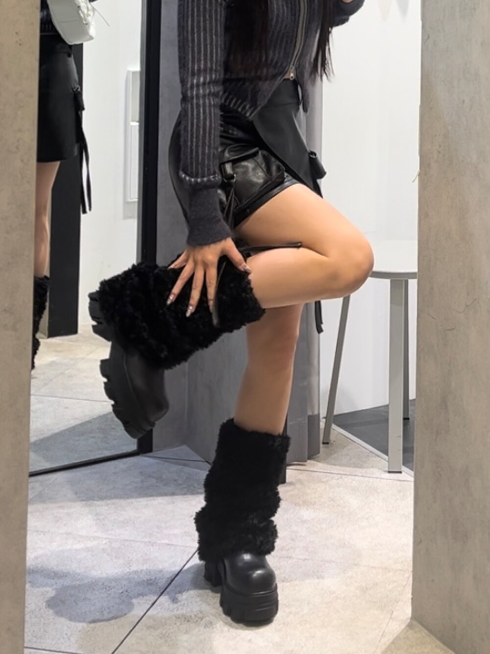 ホワイト系のブルゾン、ブルー系のニット/セーター、ブラック系のその他パンツを着用したレディースの冬コーディネートの9枚目の写真