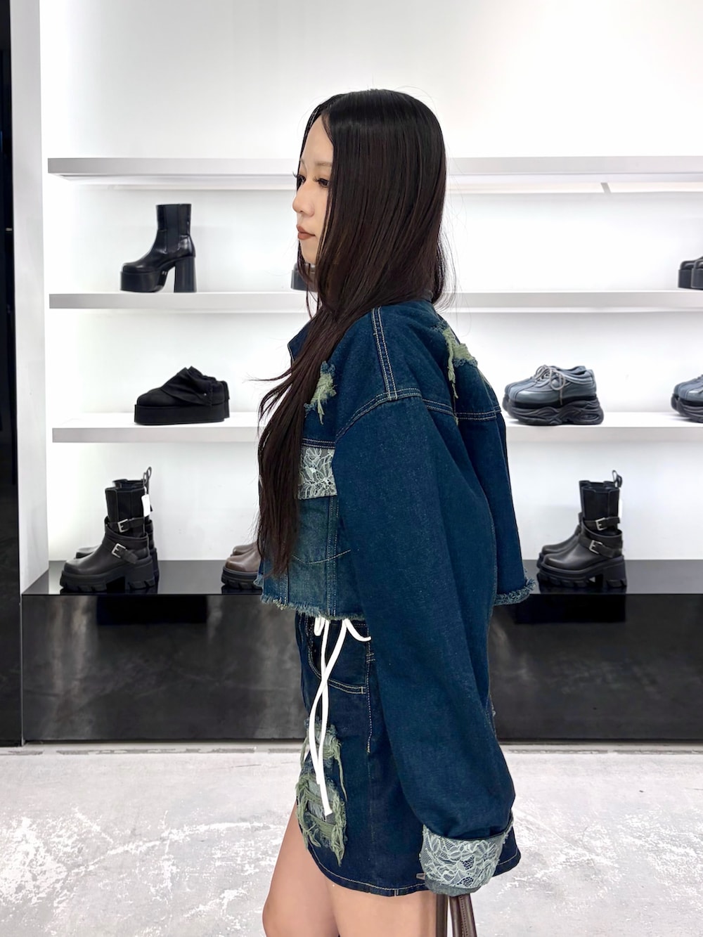 ブルー系のブルゾン、ホワイト系のTシャツ/カットソー、ブラウン系のショルダーバッグを着用したレディースの秋コーディネートの9枚目の写真