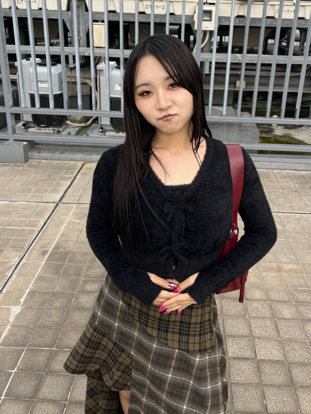 ブラック系のブーツ、ブラック系のブルゾン、ブラック系のニット/セーターを着用したレディースの秋コーディネートの8枚目の写真