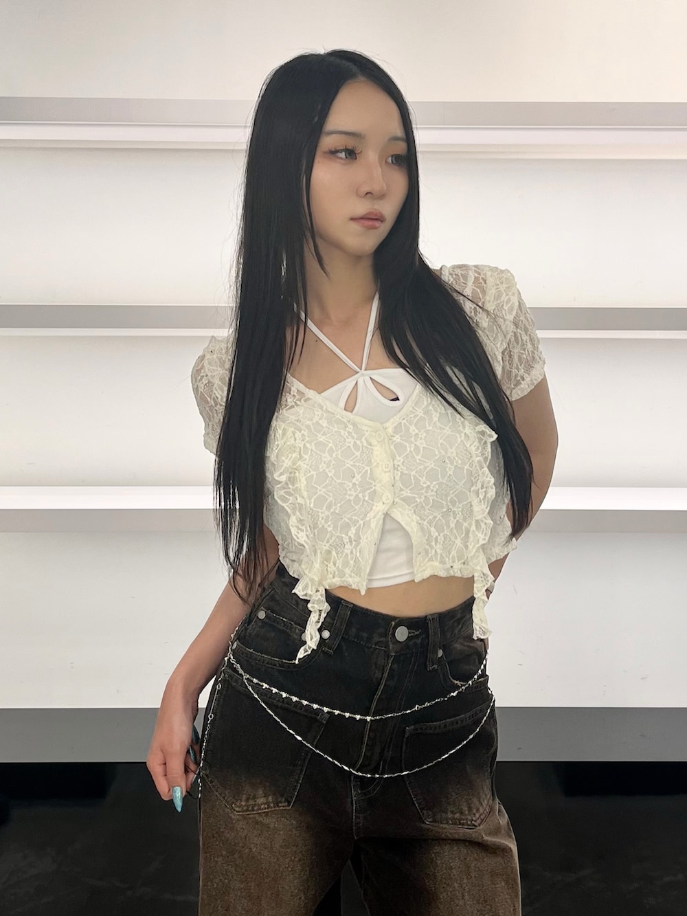 ホワイト系のTシャツ/カットソー、ブラック系のデニムパンツ、ブラック系のサンダルを着用したレディースの夏コーディネートの7枚目の写真