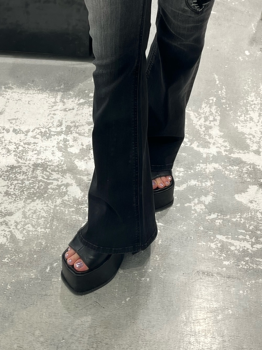 ホワイト系のニット/セーター、ブラック系のデニムパンツ、ブラック系のサンダルを着用したレディースの春コーディネートの9枚目の写真