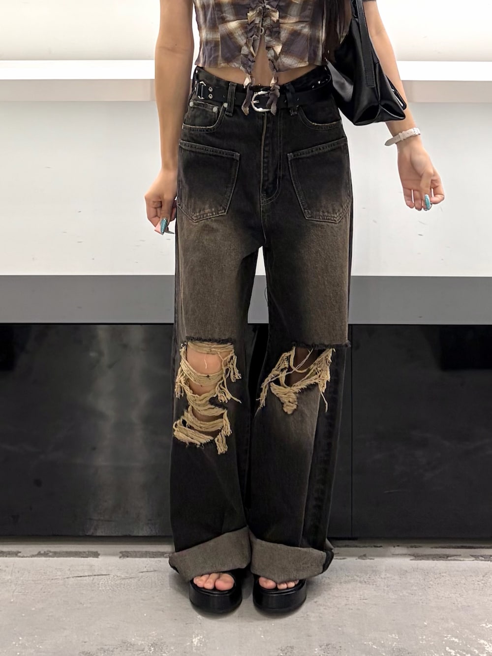 ブラウン系のTシャツ/カットソー、ブラック系のハンドバッグ、ブラック系のデニムパンツを着用したレディースの夏コーディネートの7枚目の写真