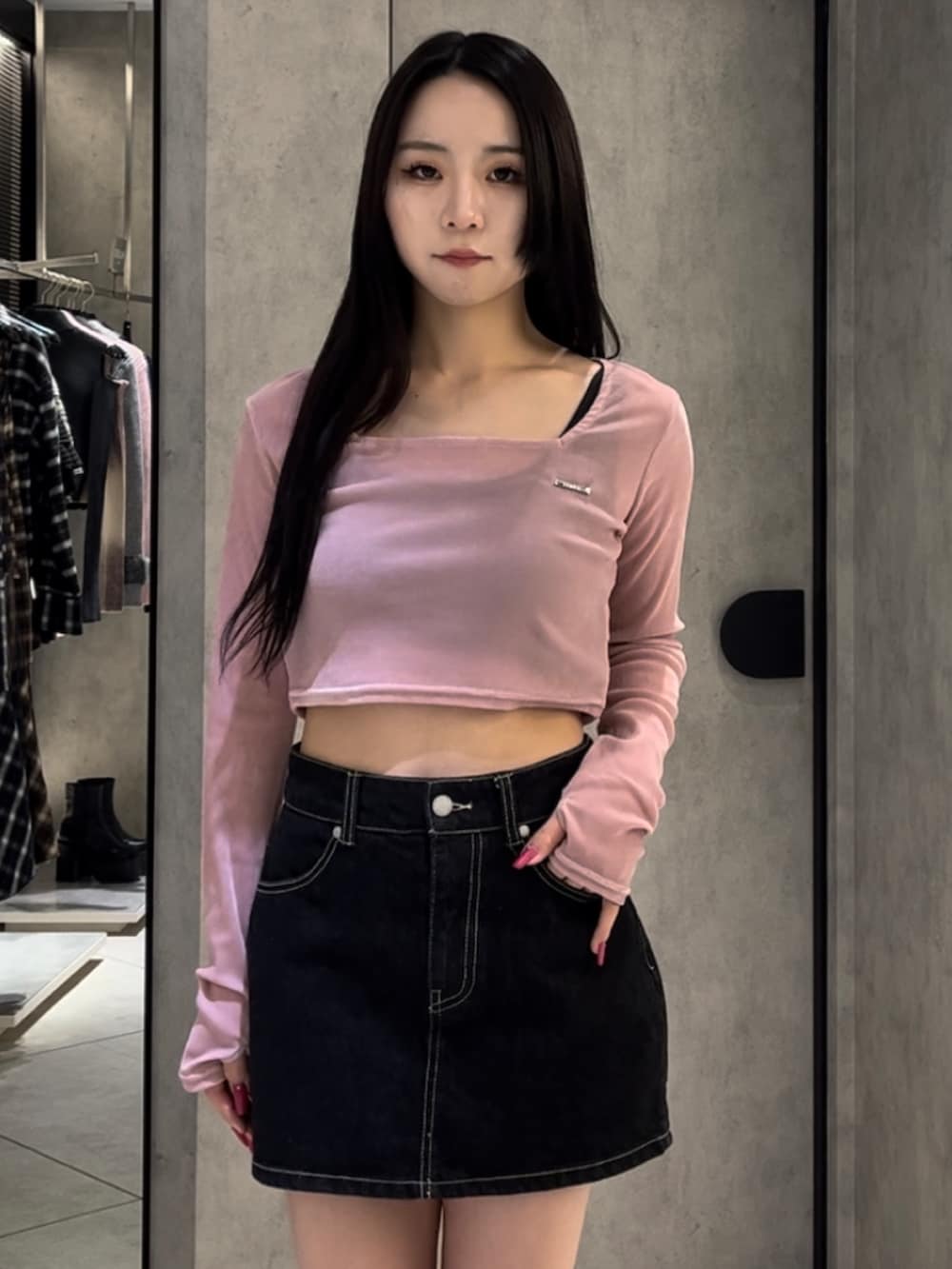 ブラック系のブルゾン、ピンク系のTシャツ/カットソー、ブルー系のスカートを着用したレディースの冬コーディネートの9枚目の写真